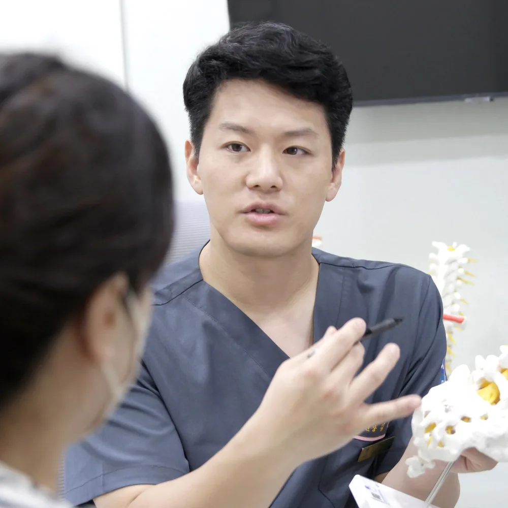 시대병원 김성욱 대표원장이 척추·관절 모형으로 설명하는 모습